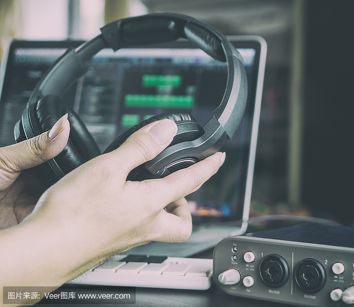 在錄音室工作的錄音師戴著耳機。